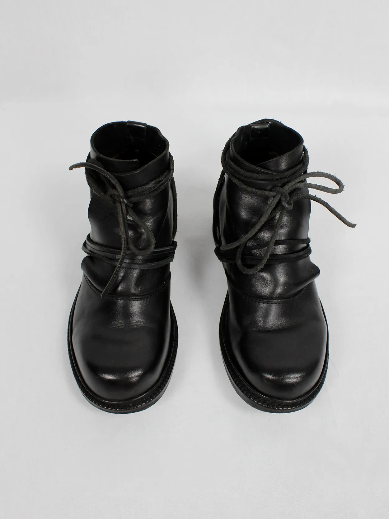 1994 Dirk Bikkembergs black boots size 37 with flap and laces through the heel，在1994年推出 Dirk Bikkembergs 系列黑色靴子，尺码37，带有翻盖和鞋带穿鞋跟。