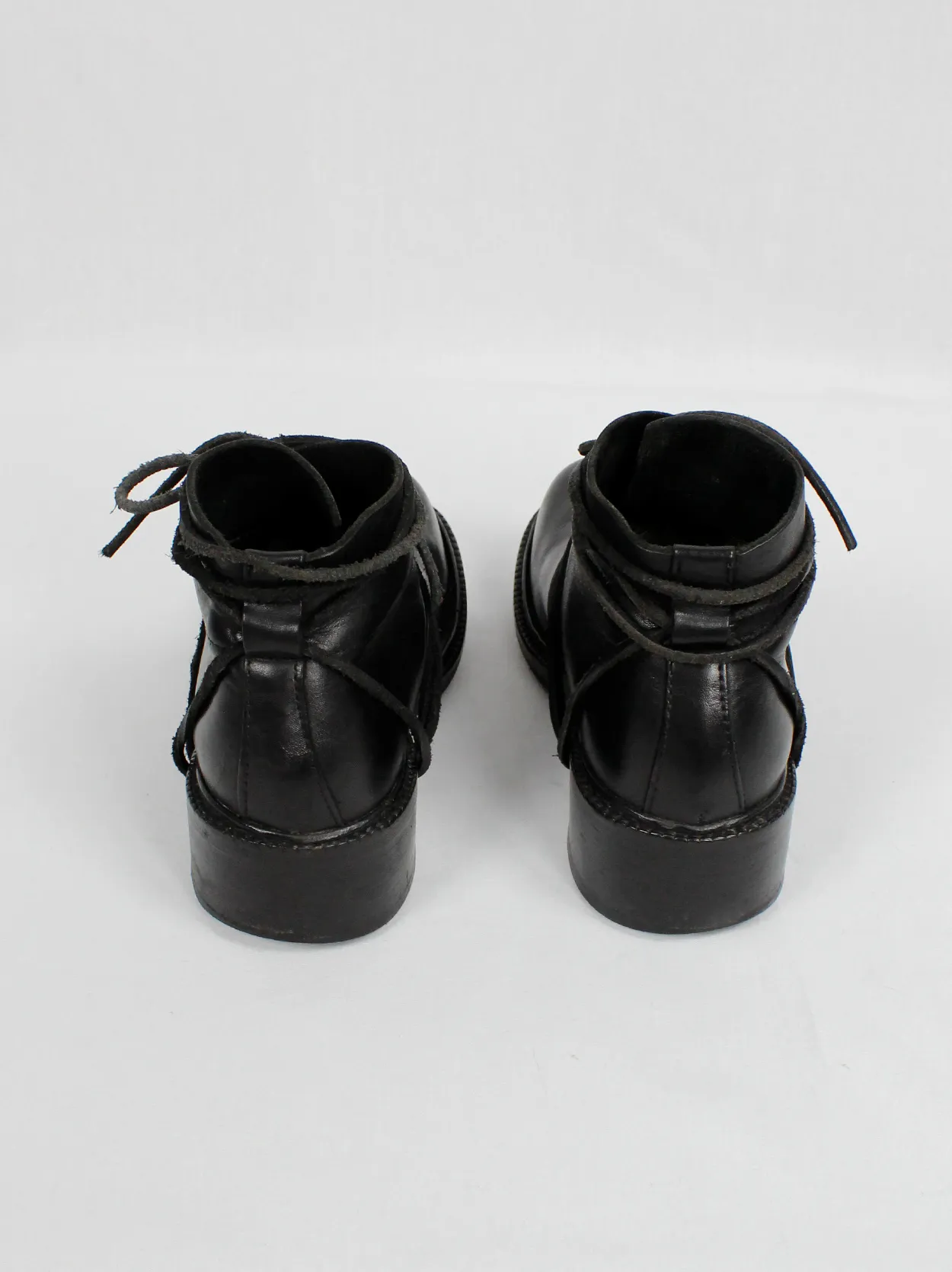 1994 Dirk Bikkembergs black boots size 37 with flap and laces through the heel，在1994年推出 Dirk Bikkembergs 系列黑色靴子，尺码37，带有翻盖和鞋带穿鞋跟。