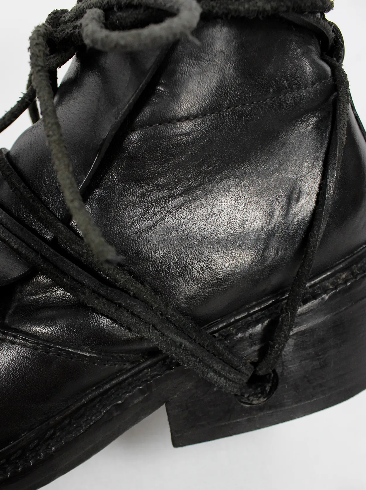 1994 Dirk Bikkembergs black boots size 37 with flap and laces through the heel，在1994年推出 Dirk Bikkembergs 系列黑色靴子，尺码37，带有翻盖和鞋带穿鞋跟。