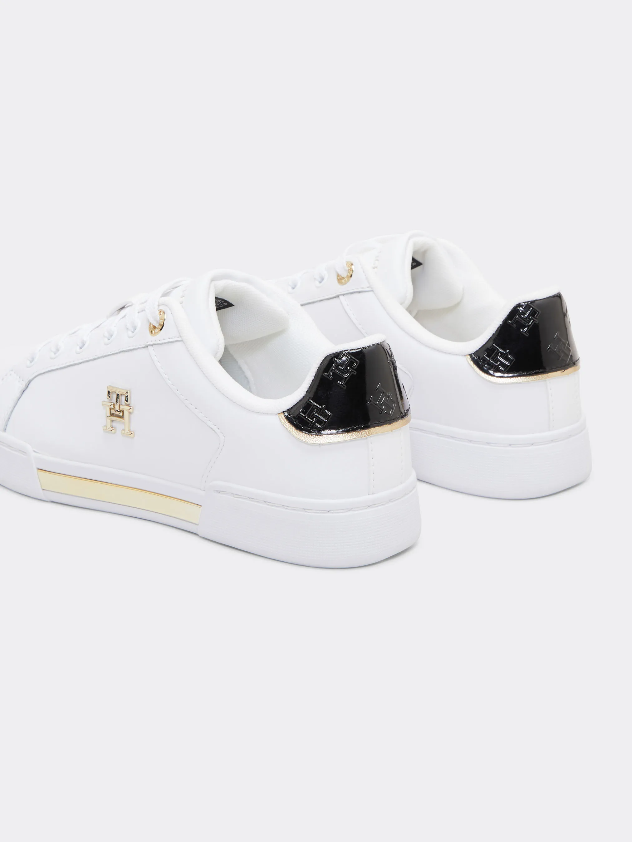 Trendy Tommy Hilfiger Sneakers